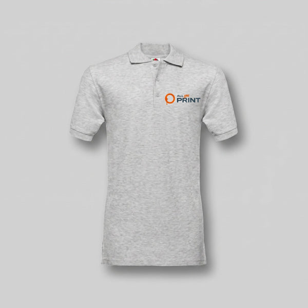 Polo Basic scura con logo ricamato sul petto, indossata da un team