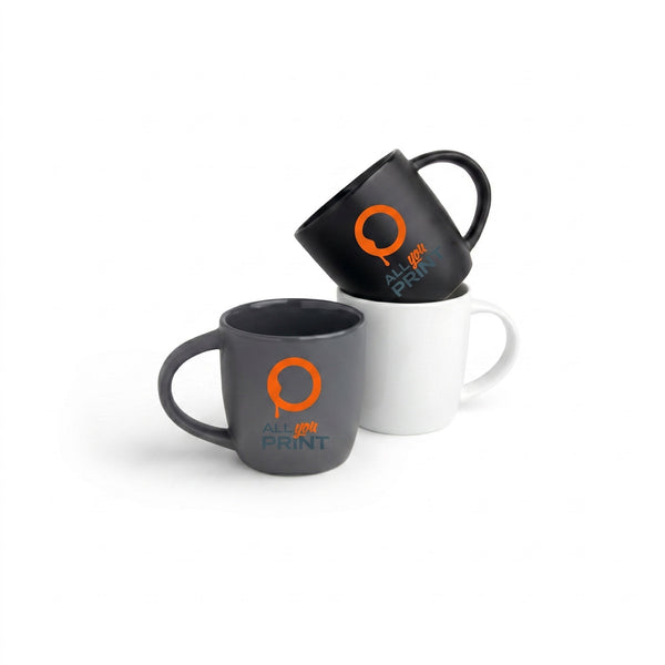 Tazza nera con logo nero lucido tono su tono, un lieve riflesso di luce sulla stampa
