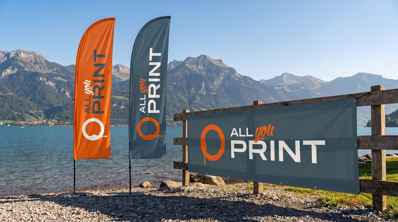 Beach flag e striscione con il logo All You Print sulla riva di un lago svizzero