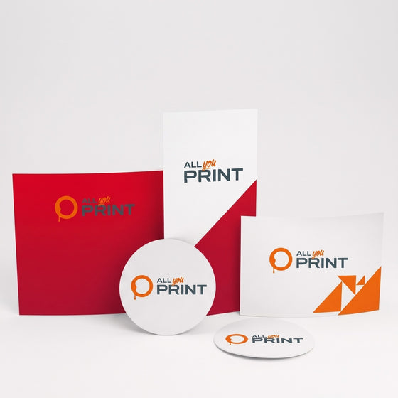 Flyers aux formats A4, A5 et A6 côte à côte, imprimés en couleurs sur papier couché